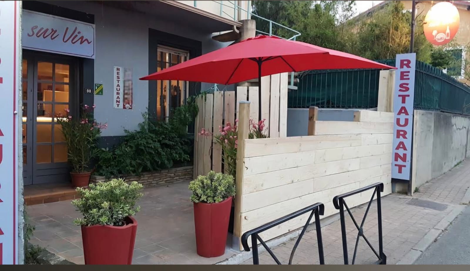 Terrasse extérieure du restaurant Au Vin sur Vin