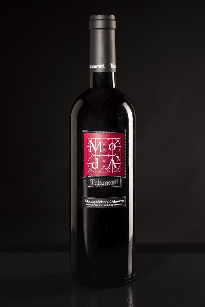 Bouteille de vin rouge Montepulciano